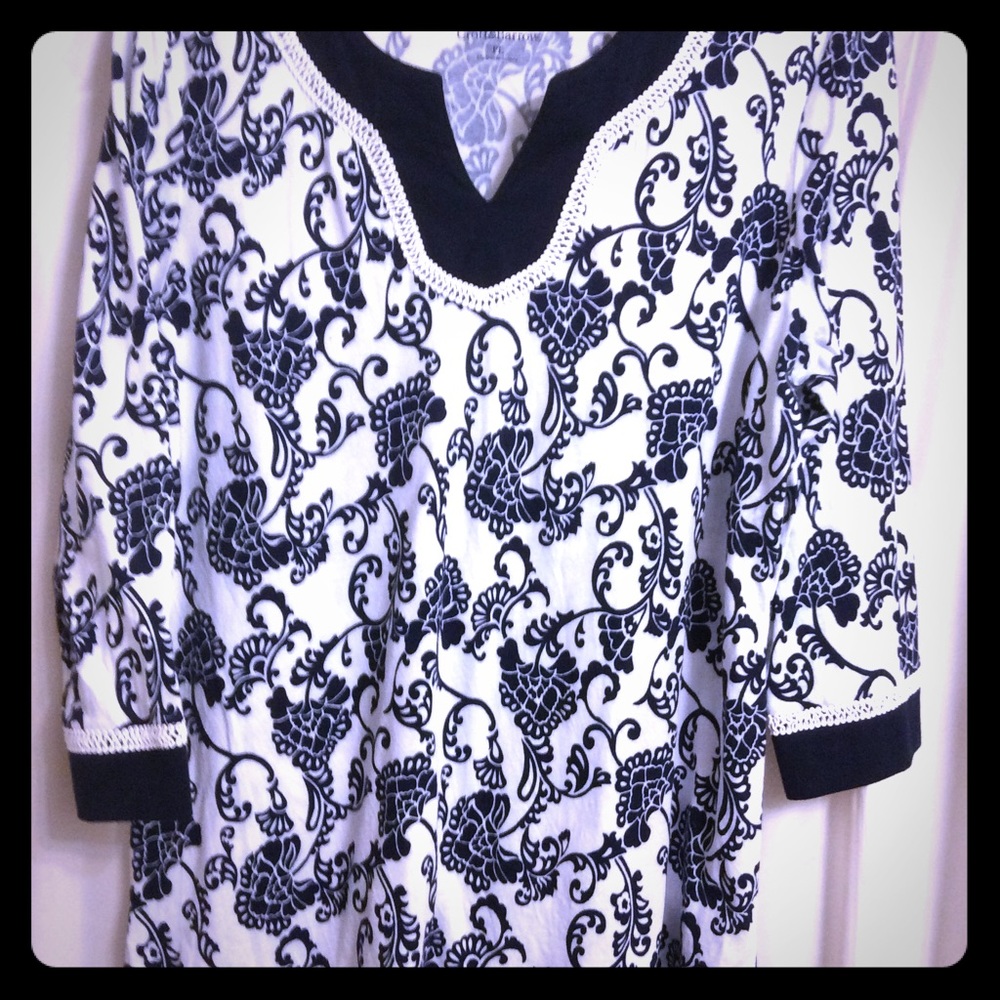 Never worn/no tags. 3/4 sleeves navy & white top